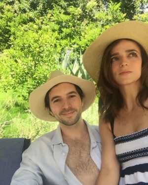 Marianna Burelli Instagram - You and Me… You & Me…🎶
Diez años de habernos conocido y haber reconocido que nunca nada sería igual. 
7 años de haber celebrado este amor en el bosque, rodeados de nuestros amores, la tribu que nos vio crecer hasta ese día… y quienes en ese momento nos vieron renacer. Han sido años ricos, plenos, complejos y generosos. De nosotros han surgido ideas, maneras nuevas de ver la vida, de vernos, de reconocernos. Han nacido hij@s, gatos, surgido mudanzas (muchas), aguas nadadas, montañas escaladas, también han habido pérdidas… nacimientos y despedidas… Mucha risa, muchas carcajadas y también se ha discutido largo y tendido…
Elegirte ha sido uno de mis grandes aciertos, y ser elegida por tí, una de mis mayores fortunas. Tenía que ser así, teníamos que ser, la RO de mi MA, el dragón de mi búho… el agua dulce que alimenta mi tierra.  Te amo @robaguire 🐉🦉
#ATADMA #RD #RO
Esto apenas comienza 💘