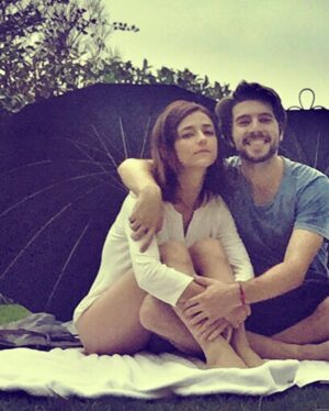Marianna Burelli Instagram - You and Me… You & Me…🎶
Diez años de habernos conocido y haber reconocido que nunca nada sería igual. 
7 años de haber celebrado este amor en el bosque, rodeados de nuestros amores, la tribu que nos vio crecer hasta ese día… y quienes en ese momento nos vieron renacer. Han sido años ricos, plenos, complejos y generosos. De nosotros han surgido ideas, maneras nuevas de ver la vida, de vernos, de reconocernos. Han nacido hij@s, gatos, surgido mudanzas (muchas), aguas nadadas, montañas escaladas, también han habido pérdidas… nacimientos y despedidas… Mucha risa, muchas carcajadas y también se ha discutido largo y tendido…
Elegirte ha sido uno de mis grandes aciertos, y ser elegida por tí, una de mis mayores fortunas. Tenía que ser así, teníamos que ser, la RO de mi MA, el dragón de mi búho… el agua dulce que alimenta mi tierra.  Te amo @robaguire 🐉🦉
#ATADMA #RD #RO
Esto apenas comienza 💘