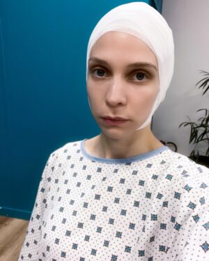 Marie Hennerez Instagram - Coucou c’est nous, pas au top du glamour mais contents d’être réunis !!! 

Car en plus de la plantade de Carteron, il y a eu des p’tits souss’ de textes, de mises en place laborieuses, d’envies de rigoler pour éviter le drame, de bandage de tête trop serré .. 
Enfin, la vie de coulisses quoi ..

Bref, tout ce qui a pu freiner nos retrouvailles est résolu et nous sommes rentrés à la maison, heureux comme tout. 

Merci pour tous vos messages, vos retours, votre fidélité. Vous êtes là et ça nous touche fort.

Réalisation : @peythieuthierry @chapelle.olivier 

#pblv #tournage #backstage #coulisses #fiction #pasglamourmaisvrai
