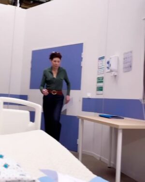 Marie Hennerez Instagram - Coucou c’est nous, pas au top du glamour mais contents d’être réunis !!! 

Car en plus de la plantade de Carteron, il y a eu des p’tits souss’ de textes, de mises en place laborieuses, d’envies de rigoler pour éviter le drame, de bandage de tête trop serré .. 
Enfin, la vie de coulisses quoi ..

Bref, tout ce qui a pu freiner nos retrouvailles est résolu et nous sommes rentrés à la maison, heureux comme tout. 

Merci pour tous vos messages, vos retours, votre fidélité. Vous êtes là et ça nous touche fort.

Réalisation : @peythieuthierry @chapelle.olivier 

#pblv #tournage #backstage #coulisses #fiction #pasglamourmaisvrai