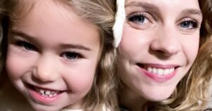 Marie Hennerez Instagram - Léa et Aurore se reverront-elles un jour ? …

Quitter ses enfants pour une opération lourde, pleine d’incertitudes. 

Pas grand chose à jouer dans cette scène, face à cette petite perle, Carla, alias Aurore, qui nous chavire le cœur avec mon précieux partenaire @stephane_henon 

Cette scène fait partie de celles qui me resteront en mémoire. 

Merci à toute l’équipe pour cette scène si juste et si humaine. 
Merci à vous de suivre cette histoire avec autant de cœur, merci pour vos retours gratifiants. 

Cela vous rappelle-t’il un moment de votre existence où il vous a fallu beaucoup de courage ? 

À vite, pour la suite ✨🩵

@pblvofficiel @tf1 @tf1plus 

Réalisation : @chapelle.olivier 🌞

#plusbellelavie #actrice #scene #émotion #famille #fiction #realite #tv #drama #merci #staytuned