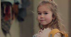 Marie Hennerez Instagram - Léa et Aurore se reverront-elles un jour ? …

Quitter ses enfants pour une opération lourde, pleine d’incertitudes. 

Pas grand chose à jouer dans cette scène, face à cette petite perle, Carla, alias Aurore, qui nous chavire le cœur avec mon précieux partenaire @stephane_henon 

Cette scène fait partie de celles qui me resteront en mémoire. 

Merci à toute l’équipe pour cette scène si juste et si humaine. 
Merci à vous de suivre cette histoire avec autant de cœur, merci pour vos retours gratifiants. 

Cela vous rappelle-t’il un moment de votre existence où il vous a fallu beaucoup de courage ? 

À vite, pour la suite ✨🩵

@pblvofficiel @tf1 @tf1plus 

Réalisation : @chapelle.olivier 🌞

#plusbellelavie #actrice #scene #émotion #famille #fiction #realite #tv #drama #merci #staytuned