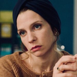 Marie Hennerez Instagram - Derrière cette intrigue, il y a toutes les vraies histoires. 

Le moment où l’on voit les cheveux tomber. Le miroir qui ne reflète plus la même personne.
Et puis il y a ce geste : poser un turban. Relever la tête.

Dans mon rôle actuel dans Plus Belle La Vie, j’ai la chance d’interpréter une femme qui lutte.
Et de porter un accessoire symbolique, pensé pour accompagner ces épreuves.

Merci @lesfranjynes pour ces turbans à la fois doux, élégants et puissants.

Pensées pour toutes celles qui vivent ça pour de vrai. Vous êtes belles. Fortes. Inspirantes.

Si ce message vous parle, partagez-le. Parlons-en. 

Merci @pblvofficiel pour @tf1 @tf1plus @tfxtv 

#cancer #plusbellelavie #roles #fiction #realité #tf1 #hommage #combattrelecancer #réseauxsolidaires  #actrice #engagement #liguecontrelecancer