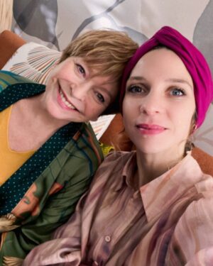 Marie Hennerez Instagram - Derrière cette intrigue, il y a toutes les vraies histoires. 

Le moment où l’on voit les cheveux tomber. Le miroir qui ne reflète plus la même personne.
Et puis il y a ce geste : poser un turban. Relever la tête.

Dans mon rôle actuel dans Plus Belle La Vie, j’ai la chance d’interpréter une femme qui lutte.
Et de porter un accessoire symbolique, pensé pour accompagner ces épreuves.

Merci @lesfranjynes pour ces turbans à la fois doux, élégants et puissants.

Pensées pour toutes celles qui vivent ça pour de vrai. Vous êtes belles. Fortes. Inspirantes.

Si ce message vous parle, partagez-le. Parlons-en. 

Merci @pblvofficiel pour @tf1 @tf1plus @tfxtv 

#cancer #plusbellelavie #roles #fiction #realité #tf1 #hommage #combattrelecancer #réseauxsolidaires  #actrice #engagement #liguecontrelecancer