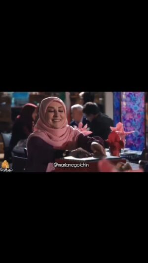 Marjaneh Golchin Instagram - 🎂🐻🎂🐻🎂🐻🎂🐻
مرسی اما فقط خرسی؟
عیب نیست توی این دوره زمونه که سیب زمینی ( دیب دمینی) هم قیمت یه میوه لاک چری  شده  آدم از کادویی که بهش میدن گلایه کنه؟
آدم باید  کادوشو حالا هرچی برروی  دو دیده بگذاره  و فقط بگه مرسی☺️
افرین دیگه ایراد نگیرینا😘
اینم یک نکته عبرت آموز از #سریال_چشم_بندی که متاسفانه در زمان پخش خیلی مورد کم لطفی قرار گرفت🤨
#تولد #کادو #ارزش_معنوی #ایراد_بی_ایراد#چشم_بندی_۱#چشم_بندی۲ #شاهد_احمدلو_كارگردان_بازيگري_فيلم_سريال_سينما_ايران #حمید_لولایی #مرجانه_دلدار_گلچین #مرجانه_گلچین