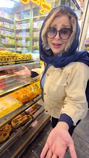 Marjaneh Golchin Instagram - 🥯🥞🍁 @hosen_panahy

ما سه چیز را 
در دوران کودکی جا گذاشته‌ایم ؛
شادمانی و خنده‌هایِ بی‌دلیل 
دوست داشتنِ بی‌دریغ 
کنجکاوی بی‌انتها🎂🧁🍪🍩
@shahnazshojaei
#تجریش #بازار_تجریش #لذت_ببرید #شیرینی #کافه_گردی #با_رفیق #مرجانه_دلدار_گلچین #مرجانه_گلچین