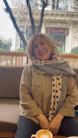 Marjaneh Golchin Instagram - 🎂🌹🎂🌹🎂🌹
 🍁 @hosen_panahy

#تفکر

تولدِ انسان 
روشن شدن کبریتی است و
مرگش خاموشی آن
بنگر در این فاصله چه کردی!؟
گرما بخشیدی...؟
یا
سوزاندی...؟
🌹🌹🌹🌹🌹🌹🌹
ممنون منا جان  از سوپرایز قشنگت همیشه در کنار ت بهم خوش میگذره مثل روزهایی که تازه با هم دوست شده بودیم کاش زمان متوقف میشد کاش هنوز سر ضبط  سریال راه دروبودیم  انشالا باز هم تکرار بشه همیشه در کنار خانواده ات شاد ببینمت🙏🌹😘
#رفاقت#دوستی #سوپرایز #تولد #جشن #کافه #کافه_گردی #منا_بیگی#مرجانه_دلدار_گلچین #مرجانه_گلچین 
@mona_beigi_