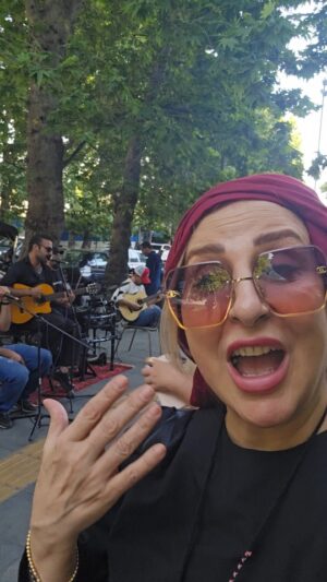 Marjaneh Golchin Instagram - 🎼🎷🎤🎸🎹ا

بله دوستان همراه
از قدیم گفتن مشت نمونه خرواره
آنچه که میبینید و می‌شنوید  هم ذره ای از هنر نمایی یک  گروه جوان  هنرمند و تحصیلکرده  موسیقی است به نام گروه آزاد که هنرمندانه در خیابان با هنرشون  روح و جان مردم رو  نوازش  میدن خداروشکر 🙏 حالم امروز زیاد خوب نبود🥴 اما  بعد از این اتفاق خوب خوبم👍😉 امید که  شاهد  موفقیت های بزرگ و بزرگتر عزیزان و جوانانمون در عرصه های مختلف باشیم که هیچی به این اندازه نمیتونه خوشحالمون کنه🤗
#موسیقی_درمانی #موسیقی #موسیقی_خیابانی #جوانان #جوانان_مستعد #جوانان #موفقیت #تشویق #ترغیب #همراهشون_باشیم #مرجانه_دلدار_گلچین#مرجانه_گلچین
@azadmusicorg 
@streetguysz