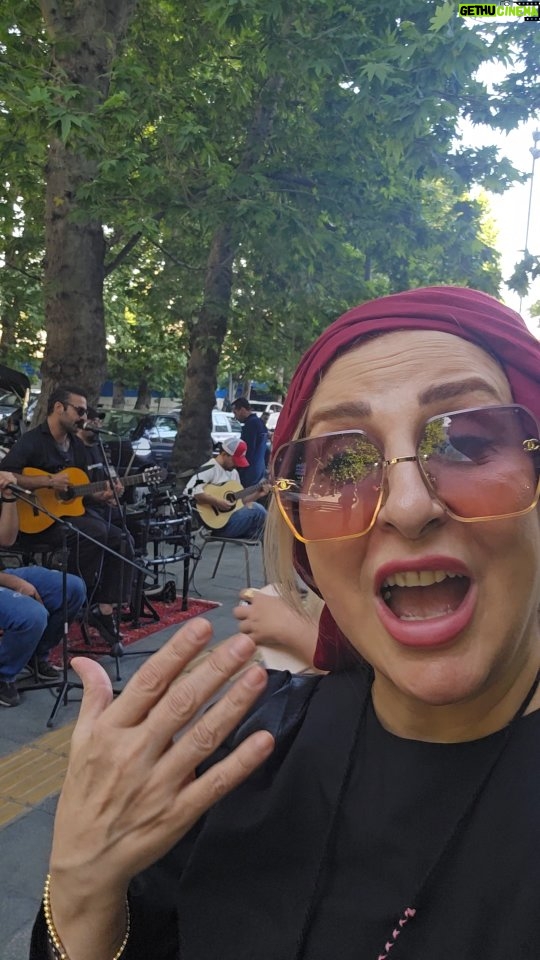 Marjaneh Golchin - 66.2K Likes - 🎼🎷🎤🎸🎹ا
بله دوستان همراه
از قدیم گفتن مشت نمونه خرواره
آنچه که میبینید و میشنوید هم ذره ای از هنر نمایی یک گروه جوان هنرمند و تحصیلکرده موسیقی است به نام گروه آزاد که هنرمندانه در خیابان با هنرشون روح و جان مردم رو نوازش میدن خداروشکر 🙏 حالم امروز زیاد خوب نبود🥴 اما بعد از این اتفاق خوب خوبم👍😉 امید که شاهد موفقیت های بزرگ و بزرگتر عزیزان و جوانانمون در عرصه های مختلف باشیم که هیچی به این اندازه نمیتونه خوشحالمون کنه🤗
#موسیقی_درمانی #موسیقی #موسیقی_خیابانی #جوانان #جوانان_مستعد #جوانان #موفقیت #تشویق #ترغیب #همراهشون_باشیم #مرجانه_دلدار_گلچین#مرجانه_گلچین
@azadmusicorg
@streetguysz