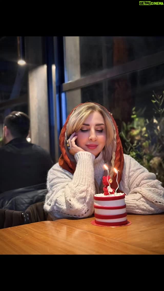 Marjaneh Golchin - 32K Likes - 🎂🎂🎂🎂🎂🎂🎂
اسفند، اردیبهشتیترین حالتِ زمستان است...
از همان ماه های خوبِ خدا که جان میدهند برای دل را به خیابان زدنهای بیهوا و قدم زدنهای طولانی ...
انگار تمامِ آدمها، تنپوشی از مهربانی به تن کرده اند و لبهای تمام عابران شهر، در صمیمانه ترین حالتِ لبخند است .
اسفند، به گرگ و میشِ صبح میمانَد،
به خورشیدی در آستانهی طلوع،
و به رنگهای بنفش و سرد و بی روحی، در آستانهی سبز شدن ...
اسفند یعنی زمستان رفتنیست ،
یعنی بهار، در راه است ...
#نرگس_صرافیان_طوفان
#زمستان #بهار #خورشید #کافه_گردی #مرجانه_دلدار_گلچین #مرجانه_گلچین
