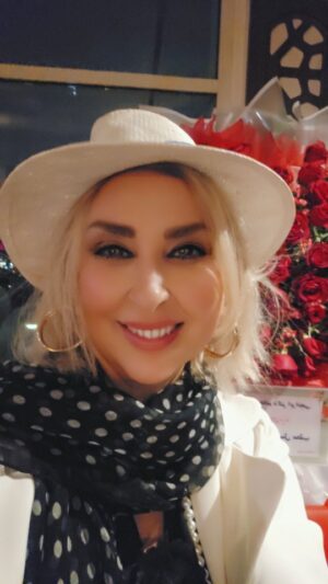 Marjaneh Golchin Instagram - 🍀☘️🌿🌱🍀🌿☘️

اشک‌ها را پشت لبخندی مخفی می‌کنیم
که خیلی درد می‌کند
و هیچ‌کس نمی‌فهمد؛
ما را دردِ همین نفهمیدن‌ها می‌کشد
نه زخم‌ها...

#شاملو
#گاهی_خنده_فقط_نقابی_است_بر_چهره_ی_آدم_ها🎭 #گاهی_خنده_از_گریه_غم_انگیز_تره #مرجانه_دلدار_گلچین #مرجانه_گلچین