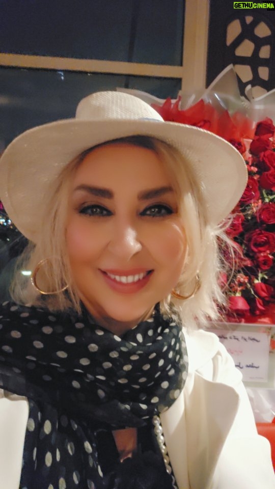 Marjaneh Golchin - 20.4K Likes - 🍀☘️🌿🌱🍀🌿☘️
اشکها را پشت لبخندی مخفی میکنیم
که خیلی درد میکند
و هیچکس نمیفهمد؛
ما را دردِ همین نفهمیدنها میکشد
نه زخمها...
#شاملو
#گاهی_خنده_فقط_نقابی_است_بر_چهره_ی_آدم_ها🎭 #گاهی_خنده_از_گریه_غم_انگیز_تره #مرجانه_دلدار_گلچین #مرجانه_گلچین