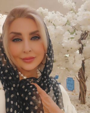 Marjaneh Golchin Instagram - 🪻🌱🪻🌱🪻🌱

محکمم، امید‌وارم، همچو کوهی استوار
ساکتم، سبزم، شکوفا، چون درختی در بهار
همچو ابری سرکش و طغیانگر اما سر به راه؛
گاه آرامم، پر از لبخند و گاهی بی‌قرار...

#نرگس_صرافیان_طوفان

@narges_sarrafian_toofan
#تولد_بازی #دوستان #همکاران #دیدوبازدید #اوقات #خوش #رستوران #هتل #امشب #جاتون #سبز #مرجانه_دلدار_گلچین #مرجانه #مرجانه_گلچین
