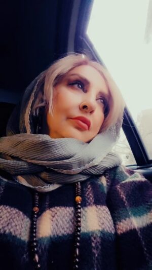 Marjaneh Golchin Instagram - از "اندوه بزرگسالی" حرف می‌زنم. از رنج‌های عمیق و ادامه‌داری که نه اشک می‌شوند، نه حرف می‌شوند، نه حتی اعتراض! رنج‌هایی که دیده و شنیده و فهمیده نمی‌شوند و زیر پوسته‌ی روان انسان در جدی‌ترین شکل ممکن جریان دارند و یک انسان را از درون به حالت فروپاشیدگی مطلق می‌رسانند. همان انسانی که مجبور است هر صبح در نقش یک والد، همسر، فرزند یا یک بزرگسال بالغ برخیزد، به محل کار برود، در جامعه باشد، با آدم‌ها معاشرت و تعامل داشته‌باشد و وانمود کند که حالش خوب است و در عین‌حال تلاش کند بهترین باشد و نقش خودش را به بهترین شکل ممکن ایفا کند، درست در همان لحظاتی که انسانی در درونش به حالت جنون و تسلیم ایستاده و به درمانده‌ترین شکل ممکن فریاد می‌زند، بی‌آنکه حتی نزدیک‌ترین کسانِ او بدانند و متوجه باشند!
از رنج‌های بزرگسالی حرف می‌زنم. از مرحله‌ای که دیگر آدم‌ها کمتر می‌خندند و دیرتر خوشحال می‌شوند و بیش از آنکه زندگی کنند، خیره می‌شوند و به فکر فرو می‌روند!

#نرگس_صرافیان_طوفان

#بزرگسالی#والد #معاشرت #تعامل #جنون #رنج #وانمود #فهمیده_شدن #تلاش #حال_خوب #مرجانه_گلچین #مرجانه_دلدار_گلچین