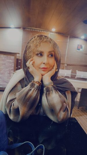 Marjaneh Golchin Instagram - 🌲❄️🌲❄️🌲
از دید منی که به همه چیز زیاد فکر می‌کنم و هر نکته‌ و رفتاری را از زوایا و جهات مختلفی می‌سنجم، معاشرت، سخت‌ترین کار دنیاست... آدم‌ها گاهی خوبند، گاهی بد، گاهی خوشحال، گاهی ناخوش‌احوال، گاهی مضطرب، گاهی آرام و اینکه در لحظه با دیگران چه برخورد و رفتاری داشته‌باشند، قبل از هرچیزی بر می‌گردد به اینکه حال خودشان چطور باشد و با خودشان چند چند باشند؟! تو آدمِ غمگینی را پیدا نمی‌کنی که حالِ خوب تکثیر کند و آدمِ خشمگینی که آرامش ببخشد و آدمِ آسیب‌دیده و آزرده‌ای که عمیق و درست رفتار کند.
رفتار آدم‌ها از شرایطشان نشات می‌گیرد و تویی که در تعامل با دیگرانی، ناگزیری برای چراغ همسایه‌ات، نور آرزو کنی! هرکجا که از آدم‌ها رنجیدی، کاملا بالغانه به این فکر کن شاید آدمی که با تو رفتار یا برخورد درستی نداشته، در شرایط خوبی نبوده! زود دلگیر نشو و پیش از هر قضاوتی این را در نظر بگیر که گاهی خشم و قهر آدم‌ها، واکنشِ از سرِ استیصالی‌ست که نسبت به جهان و شرایط نابسامان خودشان دارند و هیچ ارتباطی با تو ندارد. آدم‌ها معمولا بد نیستند، این ماییم که در زمان نامناسبی آنان را ملاقات کرده‌ایم... معلوم است که آدمِ در حالِ غرق شدن، جز دست و پا زدن و نجات یافتن، به چیز دیگری فکر نمی‌کند!
کاش پیش از هر مواجهه‌ای از آدم‌ها بپرسیم: الآن در وضعیت روحی مناسبی هستی؟ ذهنت آرام است؟ خسته نیستی؟ اصلا خوبی و حوصله‌ای برای معاشرت داری؟! 
شک ندارم که اینجوری کدورت‌ها و دلخوری‌ها کمتر می‌شد و تمام معاشرت‌ها از روی شعور بود و کمک کننده بود و عزیز بود و عمیقا به جان می‌نشست.

#نرگس_صرافیان_طوفان

@narges_sarrafian_toofan
#کافه_گردی #اشکالی_نداره_اگه_حالت_خوب_نیست#ذهن_ارام#مرجانه_دلدار_گلچین_ #مرجانه_گلچین