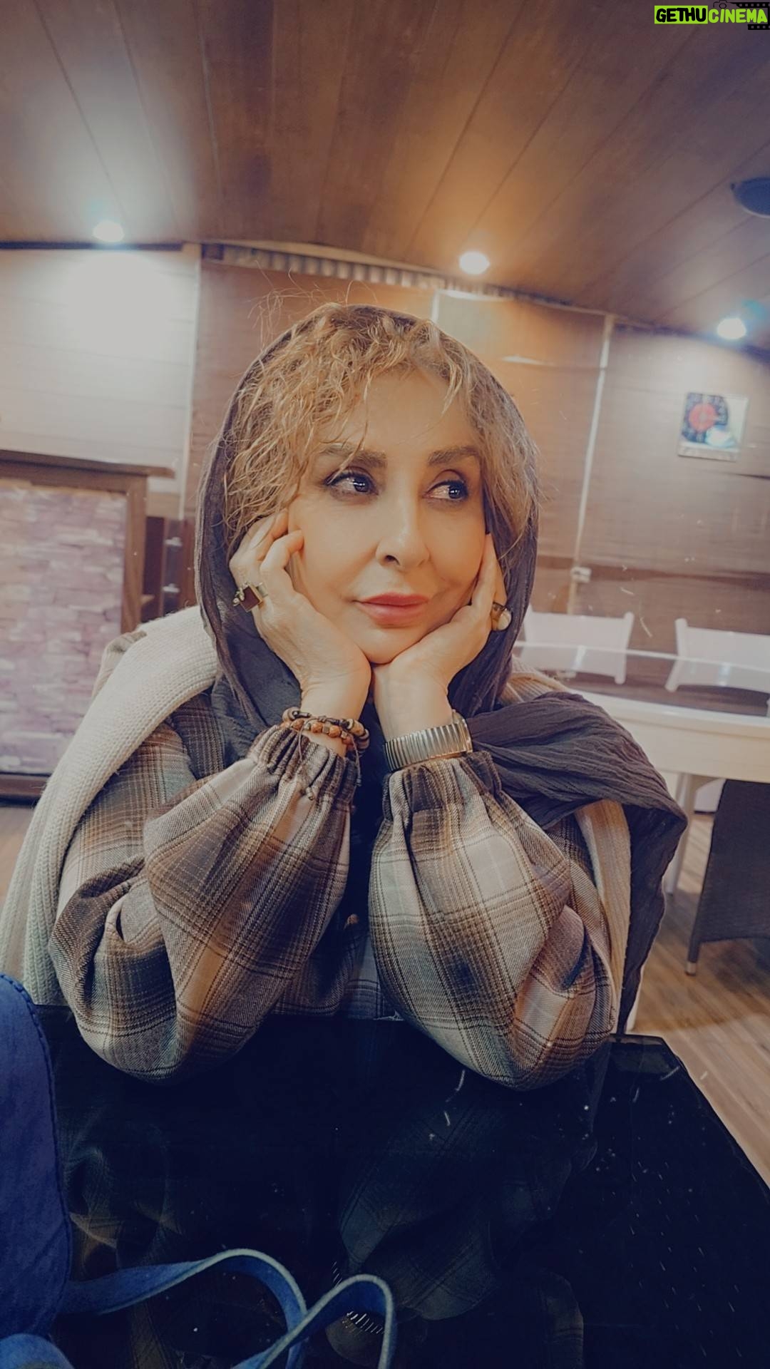 Marjaneh Golchin - 26.4K Likes - 🌲❄️🌲❄️🌲
از دید منی که به همه چیز زیاد فکر میکنم و هر نکته و رفتاری را از زوایا و جهات مختلفی میسنجم، معاشرت، سختترین کار دنیاست... آدمها گاهی خوبند، گاهی بد، گاهی خوشحال، گاهی ناخوشاحوال، گاهی مضطرب، گاهی آرام و اینکه در لحظه با دیگران چه برخورد و رفتاری داشتهباشند، قبل از هرچیزی بر میگردد به اینکه حال خودشان چطور باشد و با خودشان چند چند باشند؟! تو آدمِ غمگینی را پیدا نمیکنی که حالِ خوب تکثیر کند و آدمِ خشمگینی که آرامش ببخشد و آدمِ آسیبدیده و آزردهای که عمیق و درست رفتار کند.
رفتار آدمها از شرایطشان نشات میگیرد و تویی که در تعامل با دیگرانی، ناگزیری برای چراغ همسایهات، نور آرزو کنی! هرکجا که از آدمها رنجیدی، کاملا بالغانه به این فکر کن شاید آدمی که با تو رفتار یا برخورد درستی نداشته، در شرایط خوبی نبوده! زود دلگیر نشو و پیش از هر قضاوتی این را در نظر بگیر که گاهی خشم و قهر آدمها، واکنشِ از سرِ استیصالیست که نسبت به جهان و شرایط نابسامان خودشان دارند و هیچ ارتباطی با تو ندارد. آدمها معمولا بد نیستند، این ماییم که در زمان نامناسبی آنان را ملاقات کردهایم... معلوم است که آدمِ در حالِ غرق شدن، جز دست و پا زدن و نجات یافتن، به چیز دیگری فکر نمیکند!
کاش پیش از هر مواجههای از آدمها بپرسیم: الآن در وضعیت روحی مناسبی هستی؟ ذهنت آرام است؟ خسته نیستی؟ اصلا خوبی و حوصلهای برای معاشرت داری؟!
شک ندارم که اینجوری کدورتها و دلخوریها کمتر میشد و تمام معاشرتها از روی شعور بود و کمک کننده بود و عزیز بود و عمیقا به جان مینشست.
#نرگس_صرافیان_طوفان
@narges_sarrafian_toofan
#کافه_گردی #اشکالی_نداره_اگه_حالت_خوب_نیست#ذهن_ارام#مرجانه_دلدار_گلچین_ #مرجانه_گلچین