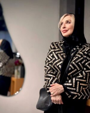 Marjaneh Golchin Instagram - خدایا تقدیر امسالمان را خوب بنویس که تو خوب می‌دانی سالی که بر ما گذشت چه سخت بود و روزهای اندوهمان تا چه اندازه بلند و قامت تحملمان چقدر کوتاه...
تقدیر امسالمان را خوب بنویس که تو بهتر از هرکسی می‌دانی ما نخواستیم به هیچ‌کس بدی کنیم و اگر جایی خواسته یا ناخواسته کسی را رنجاندیم، چاره‌ای نگذاشته‌بودند و ناچار بودیم...
تقدیر امسالمان را خوب بنویس. ما را که تا پای جان تلاش می‌کنیم و پذیرفته‌‌ایم رنج و سختی‌های مسیر را و پذیرفته‌ایم منصفانه و شرافتمندانه زندگی کنیم و از هیچ‌کس توقعی نداشته‌ایم و امیدوار مانده‌ایم به همت خودمان و به لطف تو... 

#نرگس_صرافیان_طوفان 

@narges_sarrafian_toofan
#خدا#خود_آگاهی #سرنوشت #تلاش #خوبی #بدی #رنج #سختی #انصاف #منصف #منصفانه #شریف #شرافتمندانه#همت #خودمان #تنها #تو_میدانی #مرجانه #مرجانه_دلدار_گلچین #مرجانه_گلچین