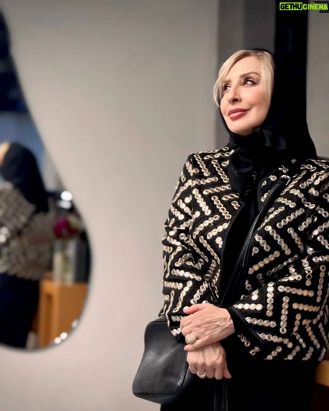 Marjaneh Golchin - 27.9K Likes - خدایا تقدیر امسالمان را خوب بنویس که تو خوب میدانی سالی که بر ما گذشت چه سخت بود و روزهای اندوهمان تا چه اندازه بلند و قامت تحملمان چقدر کوتاه...
تقدیر امسالمان را خوب بنویس که تو بهتر از هرکسی میدانی ما نخواستیم به هیچکس بدی کنیم و اگر جایی خواسته یا ناخواسته کسی را رنجاندیم، چارهای نگذاشتهبودند و ناچار بودیم...
تقدیر امسالمان را خوب بنویس. ما را که تا پای جان تلاش میکنیم و پذیرفتهایم رنج و سختیهای مسیر را و پذیرفتهایم منصفانه و شرافتمندانه زندگی کنیم و از هیچکس توقعی نداشتهایم و امیدوار ماندهایم به همت خودمان و به لطف تو...
#نرگس_صرافیان_طوفان
@narges_sarrafian_toofan
#خدا#خود_آگاهی #سرنوشت #تلاش #خوبی #بدی #رنج #سختی #انصاف #منصف #منصفانه #شریف #شرافتمندانه#همت #خودمان #تنها #تو_میدانی #مرجانه #مرجانه_دلدار_گلچین #مرجانه_گلچین
