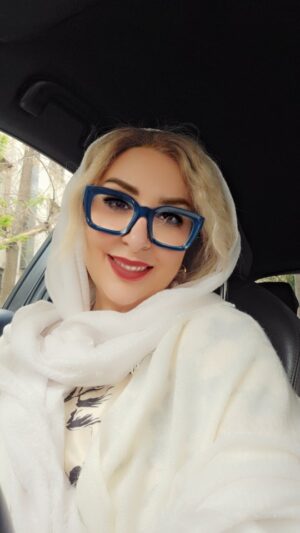 Marjaneh Golchin Instagram - 🪻🪻🪻🪻🪻
برایت سال خوبی آرزو دارم
برایت یک بغل آرامش، امنیّت
برایت عشق، ثروت، دلخوشی، لبخند، آزادی🌱
برایت سرزمینی، غرق آبادی...
برایت حالِ خوبی آرزو دارم!
برایت آشنایی‌های تازه، حرف‌های ناب،
برایت سینه‌ای بی‌تاب...
و می‌خواهم که امسالت، پر از سیر و سفر باشد،
خوشی‌هایت بماند، غصه‌هایت در گذر باشد،
و لبخندت؛ ز هر سالی، عمیقا بیشتر باشد...
برایت لذتِ آغوش می‌خواهم
و شورِ مبتلا بودن
و شوقی بی‌هوا از اینکه تنها نیستی در این دیار بی‌‌سرانجامی
و دوری از شکست و رنج و ناکامی...
برایت جسم سالم، حال خوش، ذهنی پر از ایده
برایت نور عشقی، بر شبِ تاریک، تابیده...
برایت سال خوبی آرزو دارم...❤️

#نرگس_صرافیان_طوفان

@narges_sarrafian_toofan
#نورو_باستانی #دیدو_بازدید #اقوام #خویشاوندان #احترام_به_بزرگتر #سالمندان #مادربزرگ #پدربزرگ #نوروز #مرجانه_دلدار_گلچین #مرجانه_گلچین