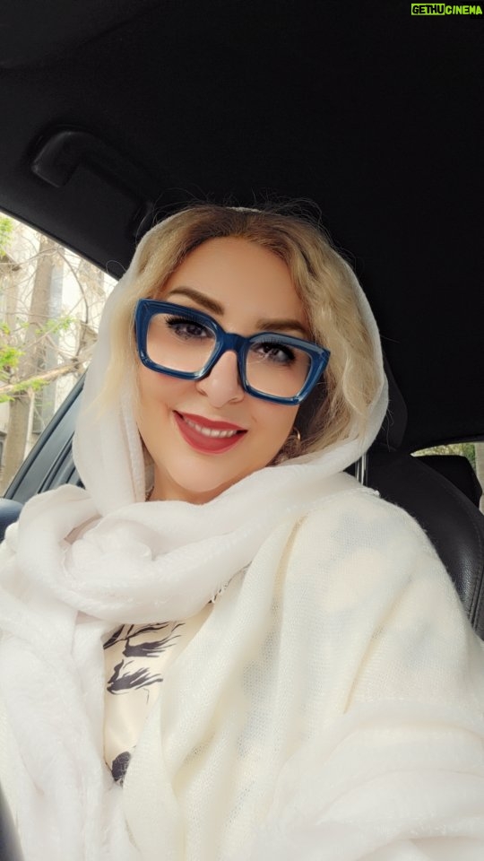 Marjaneh Golchin - 62.5K Likes - 🪻🪻🪻🪻🪻
برایت سال خوبی آرزو دارم
برایت یک بغل آرامش، امنیّت
برایت عشق، ثروت، دلخوشی، لبخند، آزادی🌱
برایت سرزمینی، غرق آبادی...
برایت حالِ خوبی آرزو دارم!
برایت آشناییهای تازه، حرفهای ناب،
برایت سینهای بیتاب...
و میخواهم که امسالت، پر از سیر و سفر باشد،
خوشیهایت بماند، غصههایت در گذر باشد،
و لبخندت؛ ز هر سالی، عمیقا بیشتر باشد...
برایت لذتِ آغوش میخواهم
و شورِ مبتلا بودن
و شوقی بیهوا از اینکه تنها نیستی در این دیار بیسرانجامی
و دوری از شکست و رنج و ناکامی...
برایت جسم سالم، حال خوش، ذهنی پر از ایده
برایت نور عشقی، بر شبِ تاریک، تابیده...
برایت سال خوبی آرزو دارم...❤️
#نرگس_صرافیان_طوفان
@narges_sarrafian_toofan
#نورو_باستانی #دیدو_بازدید #اقوام #خویشاوندان #احترام_به_بزرگتر #سالمندان #مادربزرگ #پدربزرگ #نوروز #مرجانه_دلدار_گلچین #مرجانه_گلچین