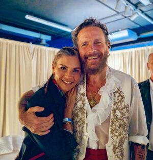 Martina Colombari Instagram - Era il 1991 , discoteca Walky Cup in Aquafun a Riccione, lí ho iniziato a far parte di UNA TRIBÚ CHE BALLA, il mio mantra e’ sempre PENSO POSITIVO, mi continuo ad innamorare con UN MONDO A PARTE, e mi piace immaginare a GLI IMMORTALI come ad una possibilità di altra vita dopo questa terrena ed intanto ti sprono e ti dico MUOVITI MUOVITI e te lo ribadisco con TEMPO !  Di MONTECRISTO tengo a memoria 
“ Ehi, Diventa quello che sei,
Non come vogliono loro “ e visto che nasciamo tutti dall’OMBELICO DEL MONDO sarebbe utile poter cantare VIVA LA LIBERTÀ !  Ieri sera avevamo tutti L’ESTATE ADDOSSO, ci hai fatto ballare, cantare, emozionare, innamorare, pensare, energizzare…. E siam tornati ad essere UNA TRIBÙ CHE BALLA! 
@lorenzojova #palajova2025