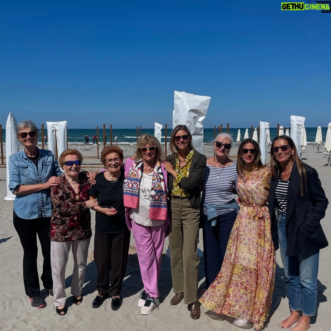 Martina Colombari - 3.1K Likes - 💞Festa della mamma 💞 della nonna, della zia, della cugina …. 🌸🌸🌸🌸🌸
