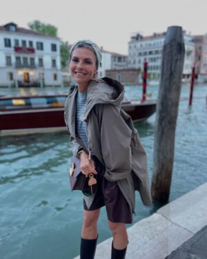 Martina Colombari Instagram - Amare significa “avere cura” di una persona, di un animale, di una pianta, di un luogo, di un ricordo.
Ricorda: se non hai cura non ami.

E di Venezia ci si innamora, sempre, come fosse la prima volta ….