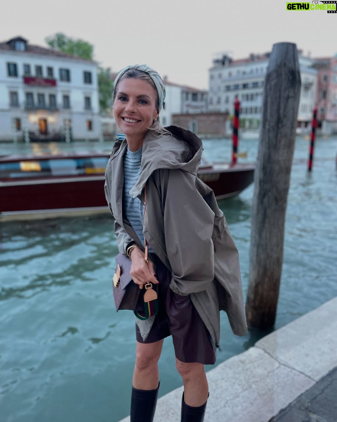 Martina Colombari - 10.7K Likes - Amare significa “avere cura” di una persona, di un animale, di una pianta, di un luogo, di un ricordo.
Ricorda: se non hai cura non ami.
E di Venezia ci si innamora, sempre, come fosse la prima volta ….