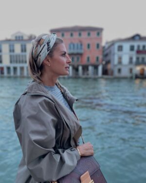 Martina Colombari Instagram - Amare significa “avere cura” di una persona, di un animale, di una pianta, di un luogo, di un ricordo.
Ricorda: se non hai cura non ami.

E di Venezia ci si innamora, sempre, come fosse la prima volta ….