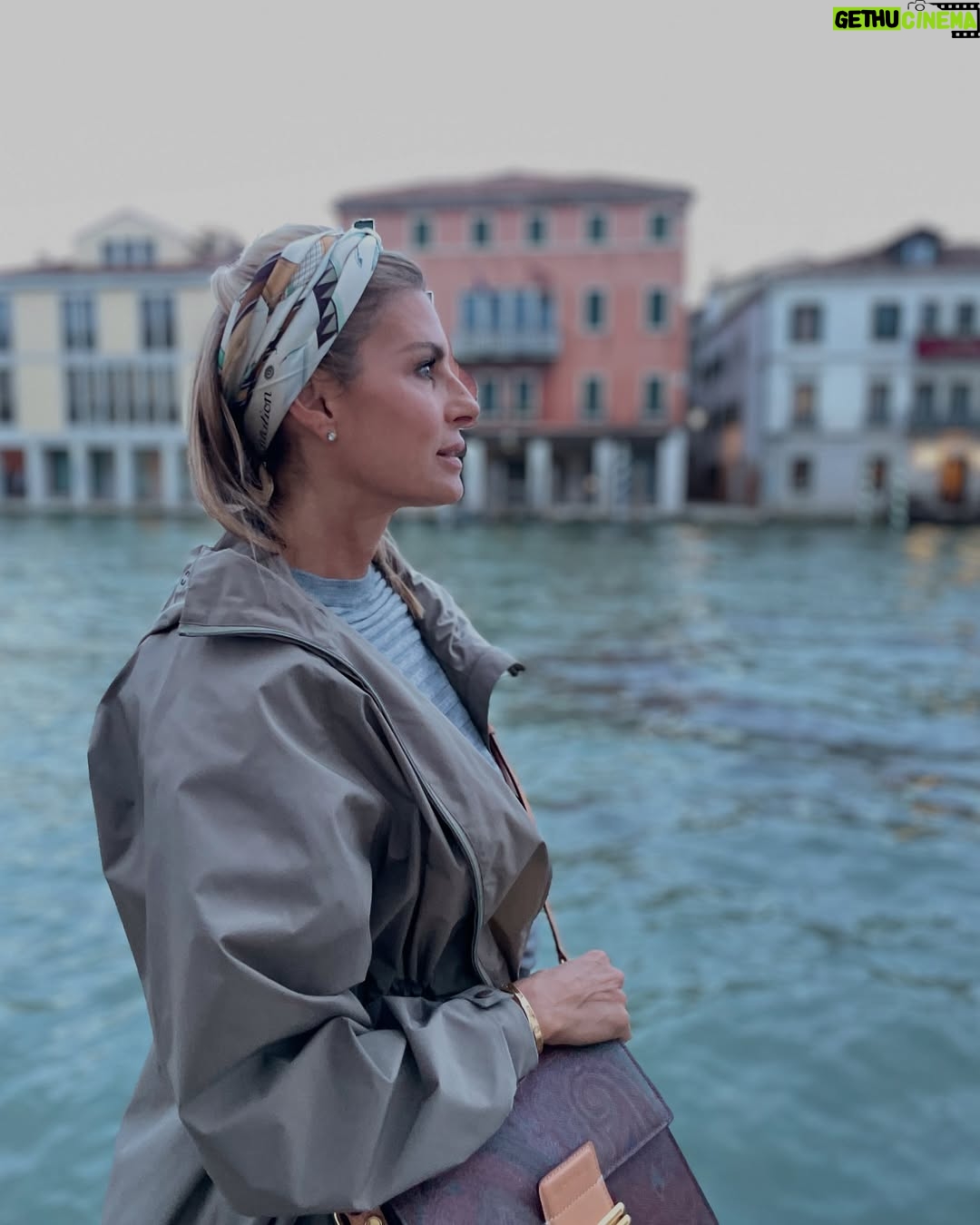 Martina Colombari - 10.7K Likes - Amare significa “avere cura” di una persona, di un animale, di una pianta, di un luogo, di un ricordo.
Ricorda: se non hai cura non ami.
E di Venezia ci si innamora, sempre, come fosse la prima volta ….