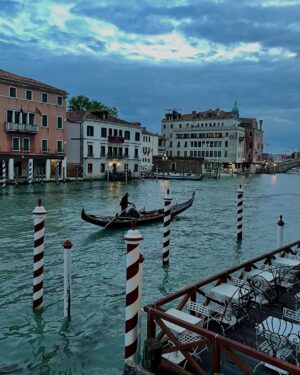 Martina Colombari Instagram - Amare significa “avere cura” di una persona, di un animale, di una pianta, di un luogo, di un ricordo.
Ricorda: se non hai cura non ami.

E di Venezia ci si innamora, sempre, come fosse la prima volta ….