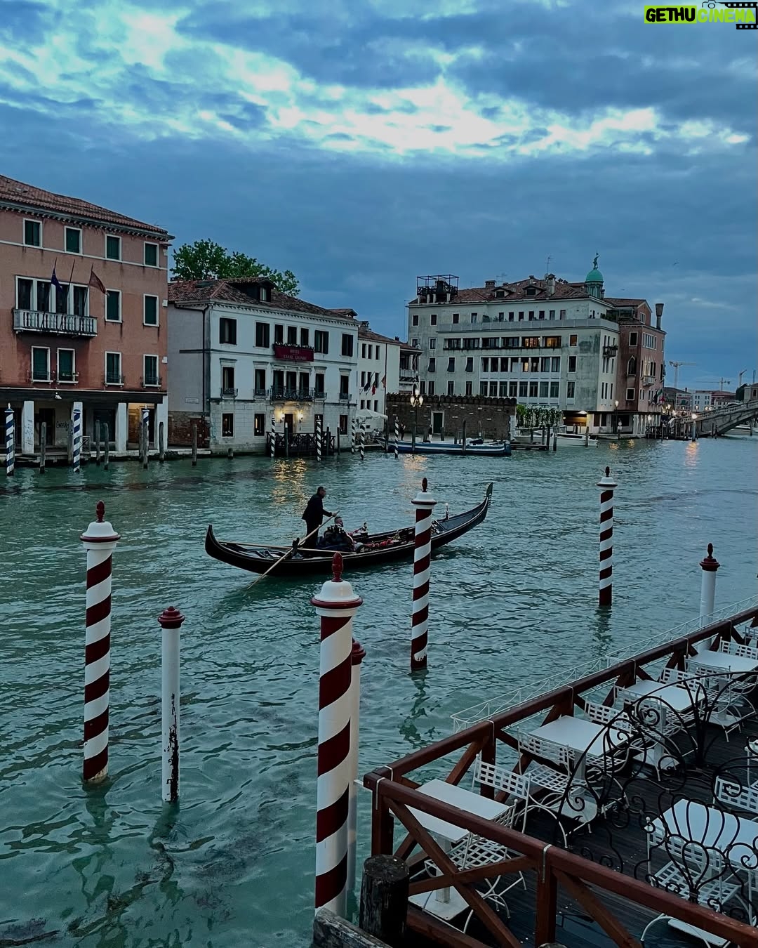 Martina Colombari - 10.7K Likes - Amare significa “avere cura” di una persona, di un animale, di una pianta, di un luogo, di un ricordo.
Ricorda: se non hai cura non ami.
E di Venezia ci si innamora, sempre, come fosse la prima volta ….