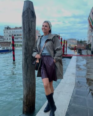 Martina Colombari Instagram - Amare significa “avere cura” di una persona, di un animale, di una pianta, di un luogo, di un ricordo.
Ricorda: se non hai cura non ami.

E di Venezia ci si innamora, sempre, come fosse la prima volta ….