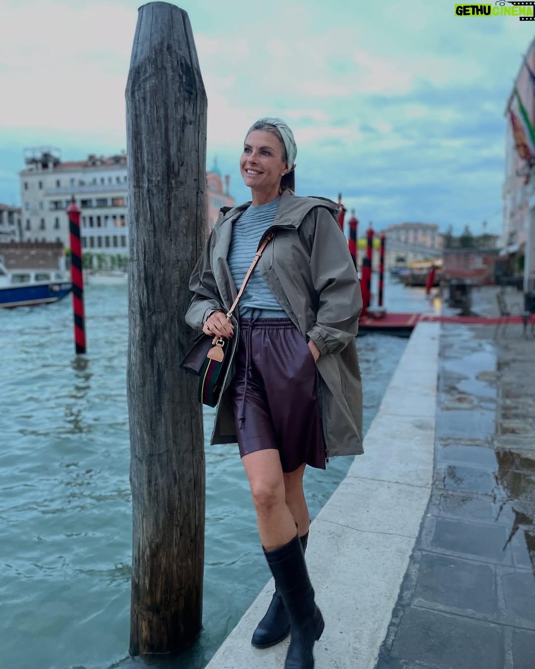 Martina Colombari - 10.7K Likes - Amare significa “avere cura” di una persona, di un animale, di una pianta, di un luogo, di un ricordo.
Ricorda: se non hai cura non ami.
E di Venezia ci si innamora, sempre, come fosse la prima volta ….
