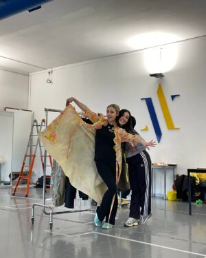 Martina Stella Instagram - Lina Lamont a modo mio ♥️

#cantandosottolapioggia #workinprogress