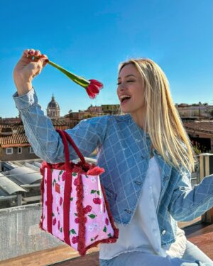 Martina Stella Instagram - Sunny Day ☀️ 🍒🌷🍨

@camomillamilano #ADV
#CamomillaMILANO #AccessoriedEmozioni #Effettobuonumore #GirlyVibes #SummerVibes #CherryBag  #Borse #BorseMare #Accessori #AccessoriModa