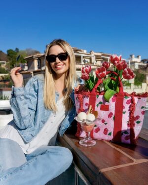 Martina Stella Instagram - Sunny Day ☀️ 🍒🌷🍨

@camomillamilano #ADV
#CamomillaMILANO #AccessoriedEmozioni #Effettobuonumore #GirlyVibes #SummerVibes #CherryBag  #Borse #BorseMare #Accessori #AccessoriModa