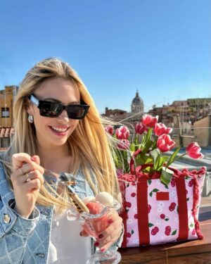 Martina Stella Instagram - Sunny Day ☀️ 🍒🌷🍨

@camomillamilano #ADV
#CamomillaMILANO #AccessoriedEmozioni #Effettobuonumore #GirlyVibes #SummerVibes #CherryBag  #Borse #BorseMare #Accessori #AccessoriModa
