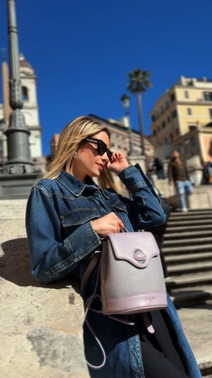 Martina Stella Instagram - Walking around in Rome 💜 

@camomillamilano #adv 
#AccessoriedEmozioni #Effettobuonumore #borse #zaini #zainetto #accessori #accessorimoda #camomilaMILANO