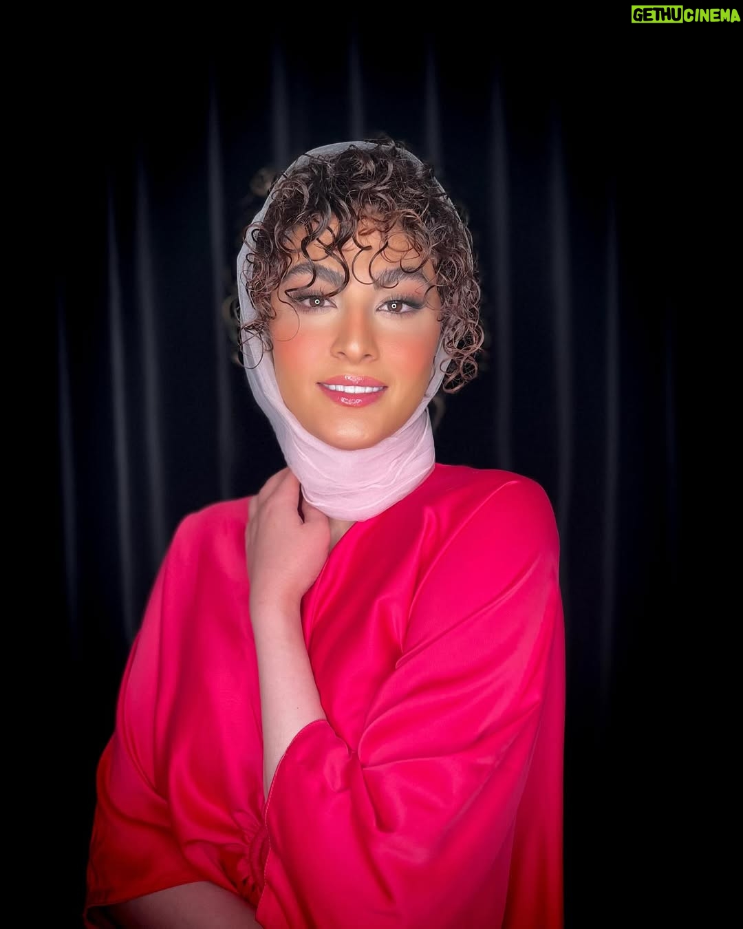 Maryam Momen - 71.9K Likes - «قلبت هر شکلی باشد،
دنیا آنگونه به چشمت میآید.»
#مریم_مومن #تولد #ایده_تولد
.
#میکاپ : @sanazjoonaki
.
#لباس : @heemes.ir_somita