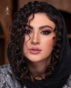 Maryam Momen Instagram - یا رب ز جهان لطف تو کافیست مرا🤍

.

.

.

Makeup : @maryamrahnama__