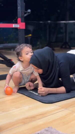 Mashura Basheer Instagram - Holding a plank, holding my laughter, holding in a scream… mom life! 😅

#momlife #gym #gymlife #gymmotivation #mashurabasheer #basheerbashi