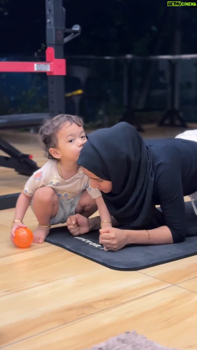 Mashura Basheer - 11.3K Likes - Holding a plank, holding my laughter, holding in a scream⦠mom life! š
#momlife #gym #gymlife #gymmotivation #mashurabasheer #basheerbashi