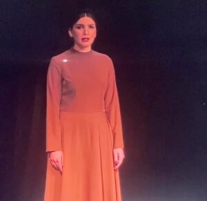 Matin Sotudeh Instagram - نامه هایی که پس از گذشت سالها و به گُمانم تا ابد عاشقانه دوستشان خواهم داشت ...

عشق چیز عجیبیه 
به خدا 
خیلی عجیب...

🎭فصل شکار بادبادک ها