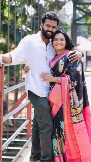 Meera Vasudevan Instagram - Happy 1st Wedding Anniversary to us @vipin.puthiyankam 
Every moment with you I grow cooler and calmer , more able to take myself less seriously and love our son more fully.. you make an excellent husband, a fun super dad and you still remain the glue that makes our family stick… 
Meanwhile I can only say what’s so obvious, every moment with me, you just grow more and more… gray hair 😂
I love you my dear V.. I pray for years of laughing together and celebrating life together 🩷 
#firstweddinganniversary #meeravasudevan #vipinputhiyankam
