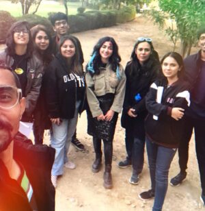 Mehreen Jabbar Instagram - #Hashtag last episode aired today. This was such a fun 4 ep series we shot a couple of years ago with a wonderful ensemble of actors and crew and such an engaging script by @shah_yasir1. I don’t know if TV channels will continue to invest in limited series but I really hope they do!!