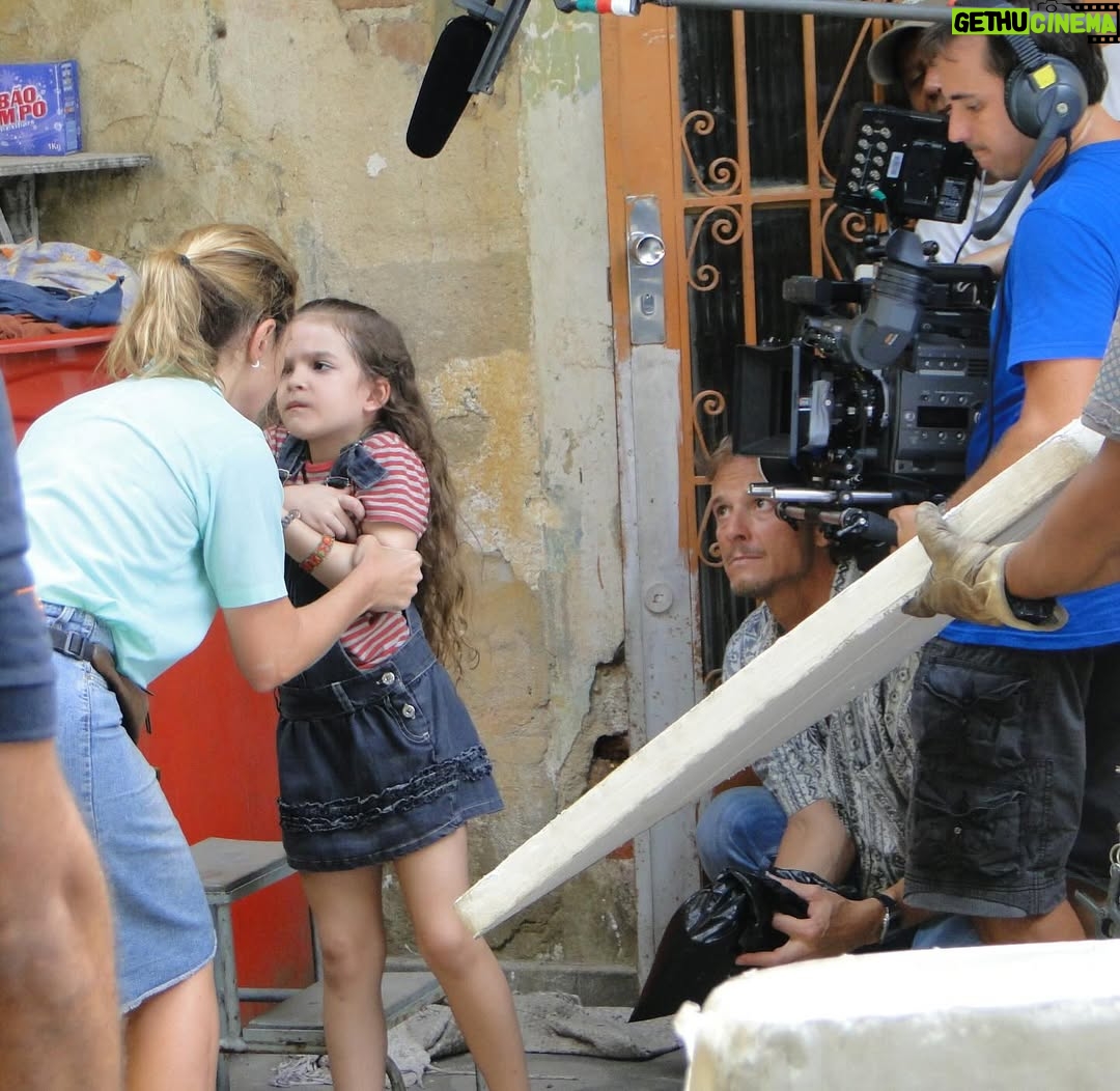 Mel Maia - 542.8K Likes - e nada mudou. 21 anos e continuo com as mesmas bobeiras e gargalhadas que só um set me proporciona, afinal, pra mim não tem lugar mais divertido do que um set de filmagem. nuunca tive outra vida!! 🤠✌🏻