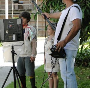 Mel Maia Instagram - e nada mudou. 21 anos e continuo com as mesmas bobeiras e gargalhadas que só um set me proporciona, afinal, pra mim não tem lugar mais divertido do que um set de filmagem. nuunca tive outra vida!! 🤠✌🏻
