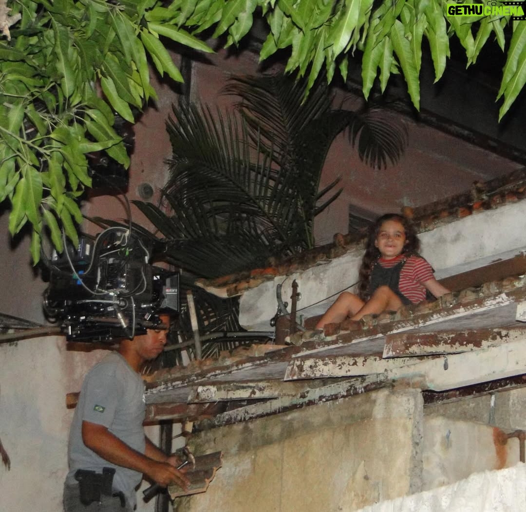 Mel Maia - 542.8K Likes - e nada mudou. 21 anos e continuo com as mesmas bobeiras e gargalhadas que só um set me proporciona, afinal, pra mim não tem lugar mais divertido do que um set de filmagem. nuunca tive outra vida!! 🤠✌🏻