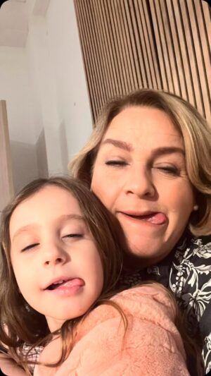 Melahat Abbasova Instagram - Bugün setimizin minicik Prensesi Aryamızın Doğumgünü. Yetenekli mi , yetenekli! Güzel mi, Güzel! Tatlı mı , tatlı! Canımız Arya Doğumgünün kutlu olsun. Hep sağlıklı, mutlu, hayatın boyunca hep başarılı ol İNŞALLAH 🙏 Seni çok seviyoruz . İyiki doğdun bitanem. İyiki “ Esaret “ Dizisinde karşılaştık canımın içi. Hep yüzün gülsün bitanem🙏🙏🙏🎂🎂🎂🎂🎉🎉🎉🎉❤️❤️❤️❤️❤️